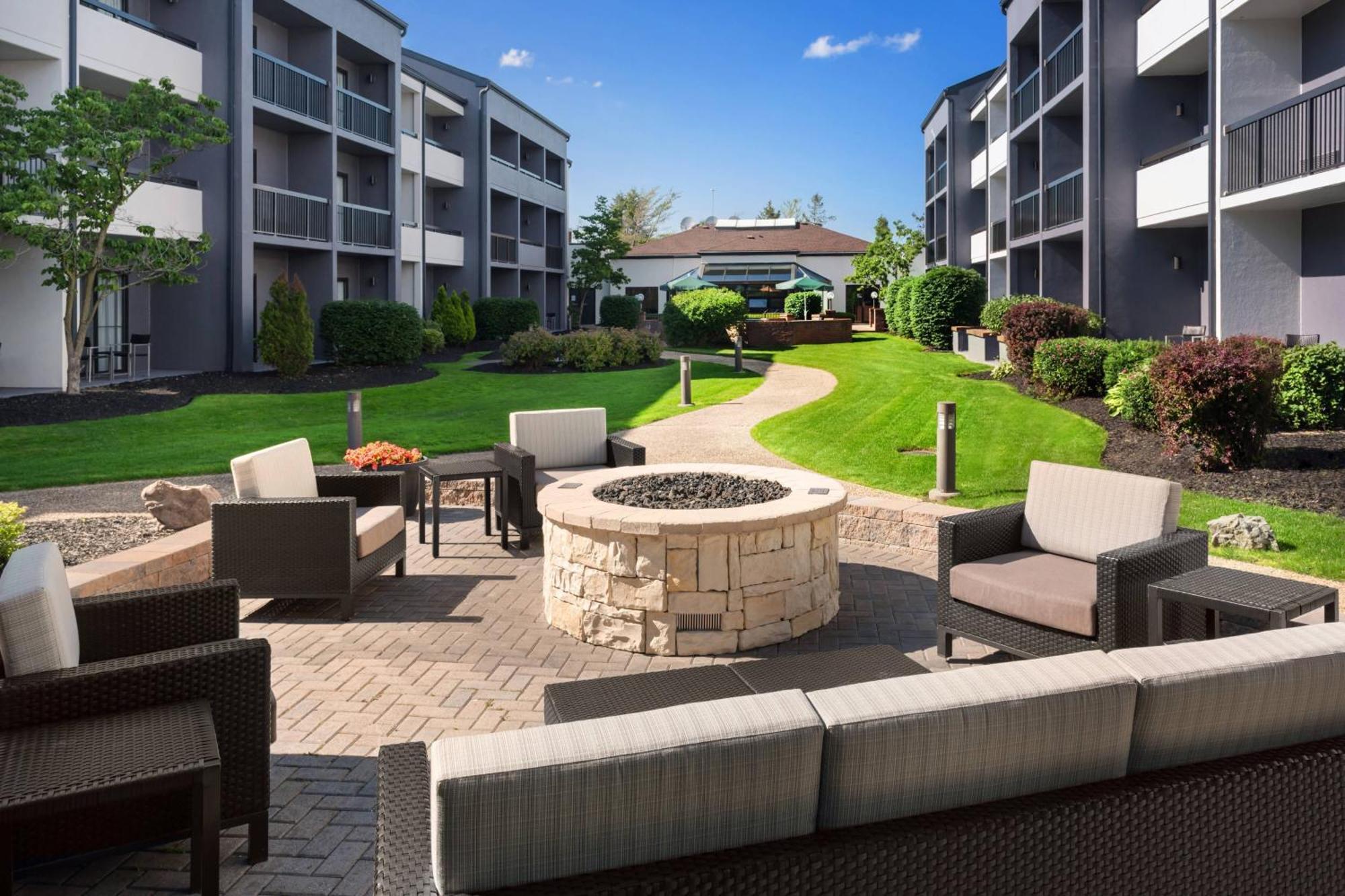 מלון איסט סירקיוז Courtyard Syracuse Carrier Circle מראה חיצוני תמונה